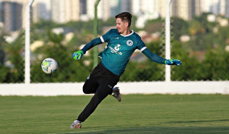 Goleiro Tadeu celebra dois anos de Goi&aacute;s e diz: &ldquo;Sou um privilegiado&rdquo;