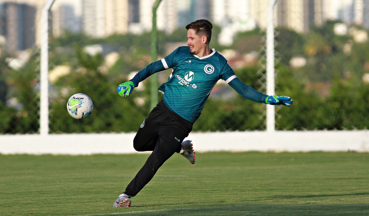 Goleiro Tadeu celebra dois anos de Goi&aacute;s e diz: &ldquo;Sou um privilegiado&rdquo;