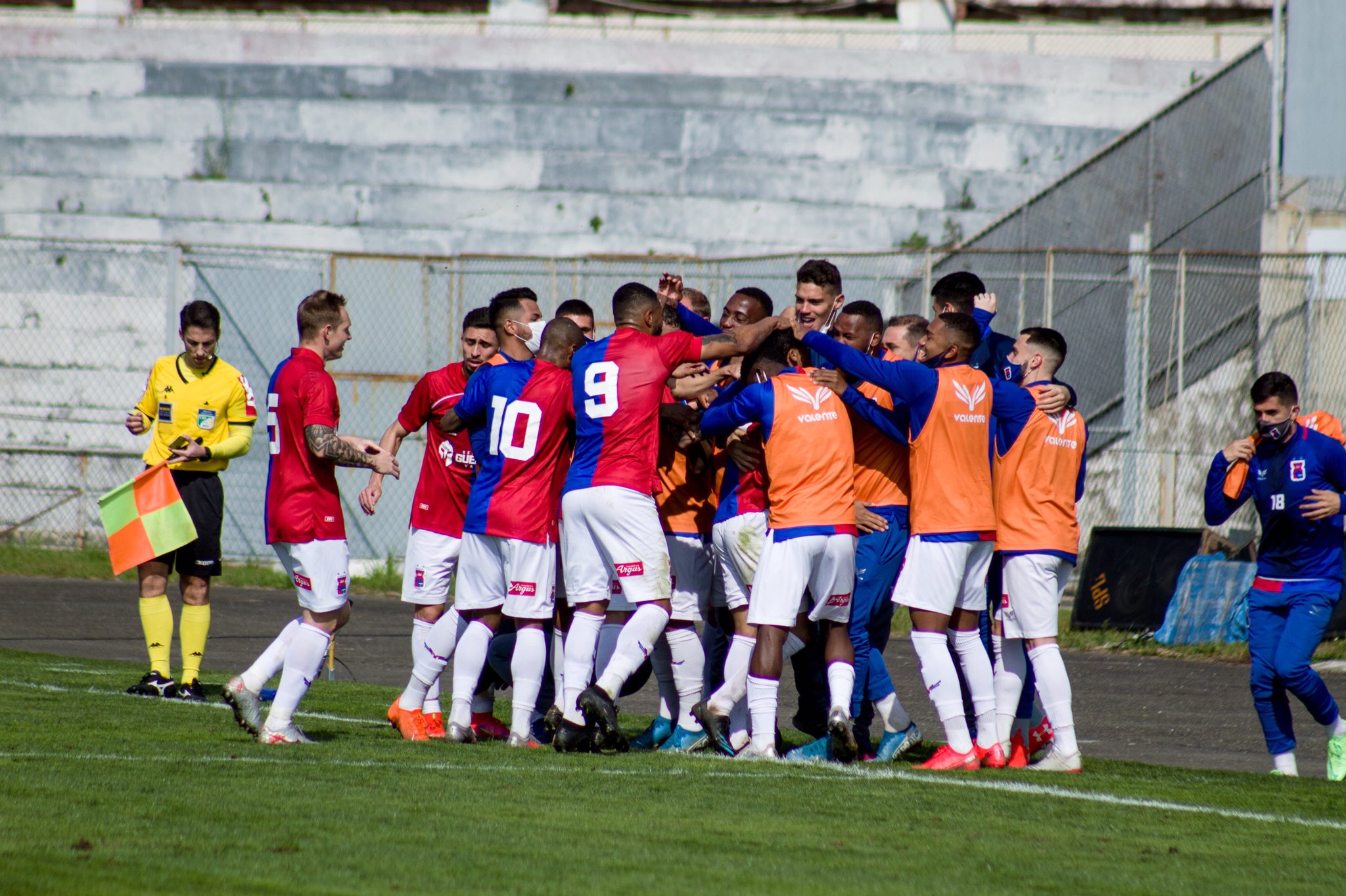 Paran&aacute; tem in&iacute;cio alucinante, e joga S&atilde;o Jos&eacute; para &uacute;ltimo