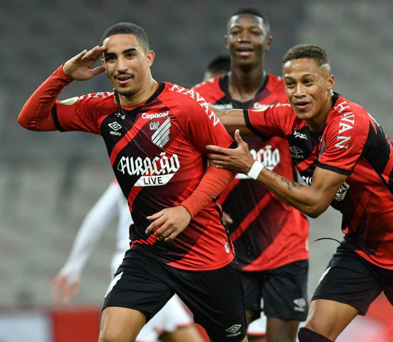 Athletico-PR vence de virada e assume a lideran&ccedil;a do Brasileir&atilde;o