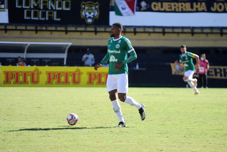 L&eacute;o Kanu, do Ypiranga de Erechim, demonstrou confian&ccedil;a, mas pregou cautela para o restante do Brasileir&atilde;o S&eacute;rie C