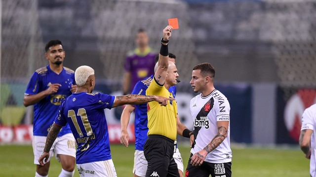 Cent&eacute;simo jogo entre Cruzeiro e Vasco &eacute; marcado por expuls&otilde;es e virada ainda no 1&ordm; tempo
