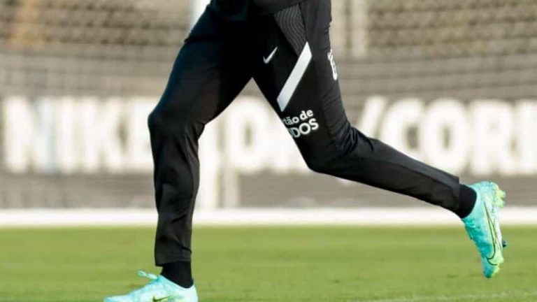 Chuteira verde n&atilde;o pode, mas e o racismo?