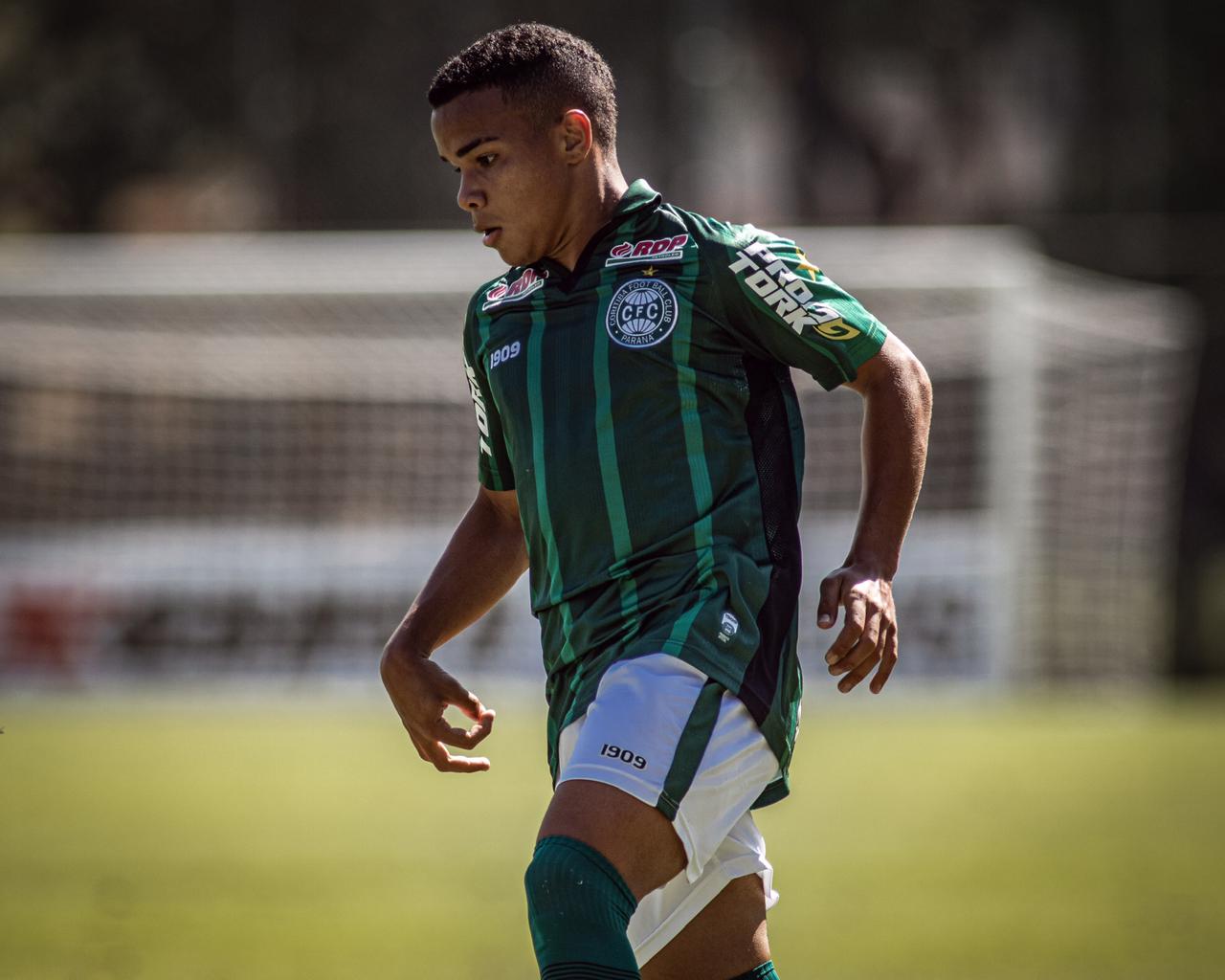 Kaio C&eacute;sar, promessa da base do Coritiba, comemora oportunidades com a equipe Sub-23 e cita: &ldquo;Um sonho realizado vestir essa camisa&rdquo;