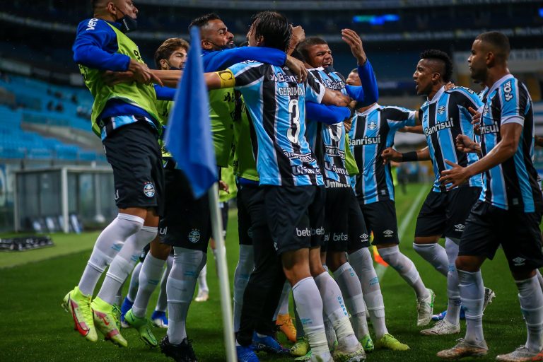 Gr&ecirc;mio vence a Chapecoense na estreia de Borja