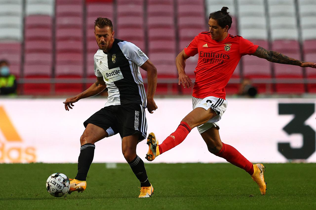 Com cl&aacute;usula para sair de gra&ccedil;a, meia brasileiro quer voltar de Portugal