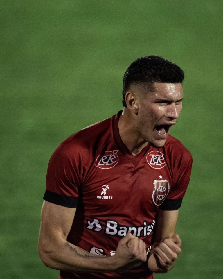 João Siqueira, zagueiro do Brasil de Pelotas, ganha minutos no profissional e diz “ Tenho muito para evoluir”