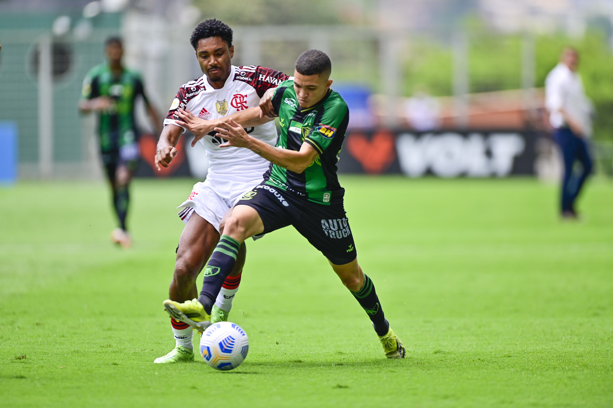 Am&eacute;rica-MG marca nos acr&eacute;scimos e empata com Flamengo em BH
