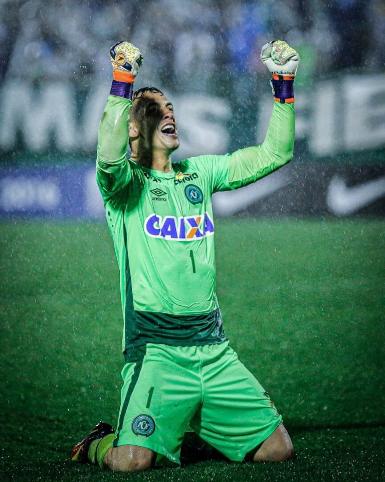 Danilo, o her&oacute;i: Chapecoense relembra v&iacute;deo do goleiro