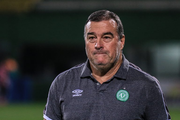 Pintado, t&eacute;cnico da Chapecoense, &eacute; suspenso por dois jogos