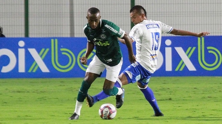 Goi&aacute;s vence com goleada e se mant&eacute;m no G-4