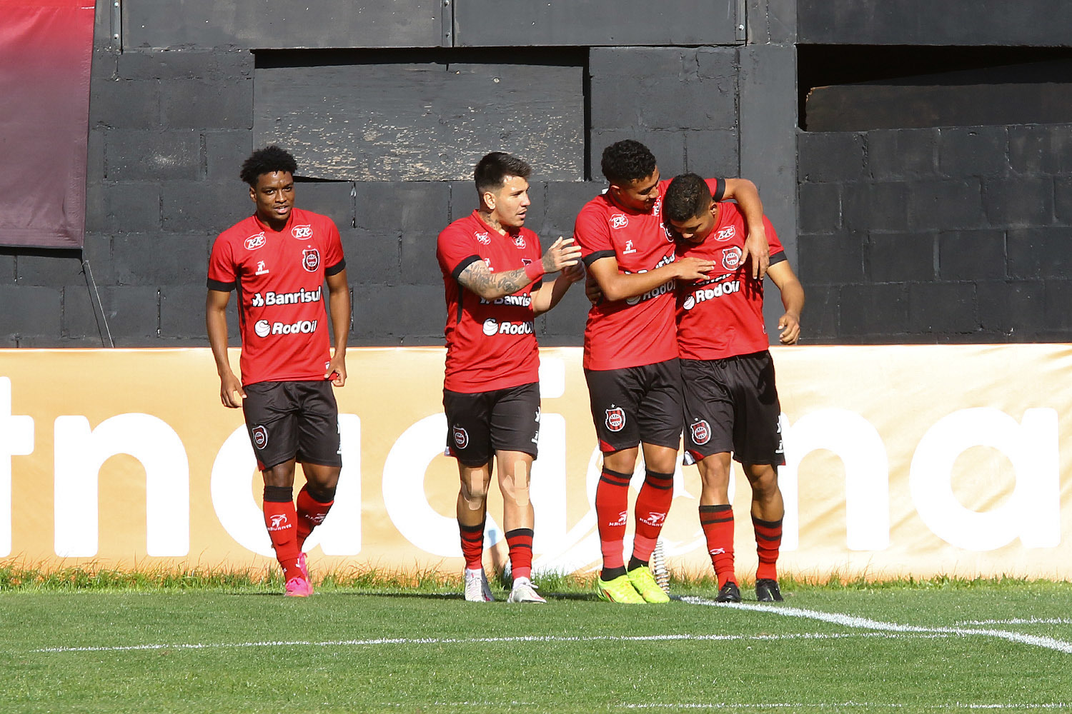 Brasil de Pelotas vence Oper&aacute;rio e segue vivo na S&eacute;rie B