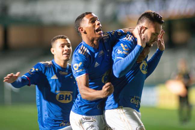 Cruzeiro se imp&otilde;e diante do l&iacute;der Coritiba, vence e sonha com acesso