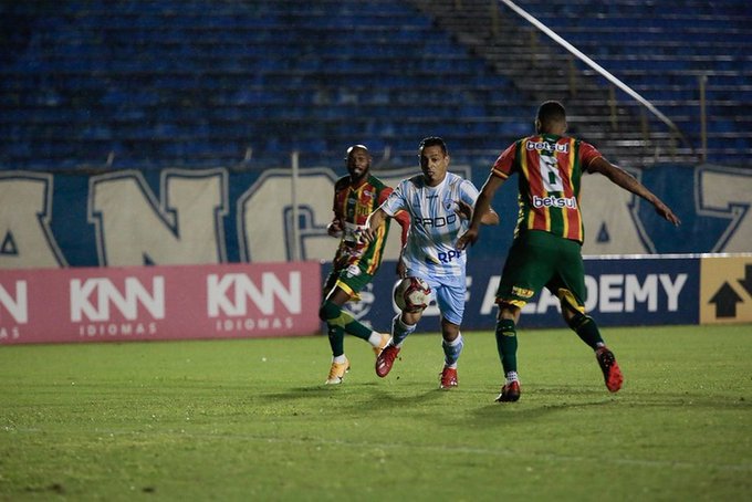 Londrina vira sobre Sampaio Corr&ecirc;a, mas continua no rebaixamento