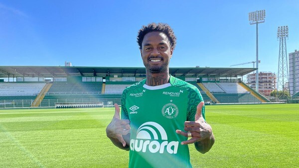 Ren&ecirc; J&uacute;nior comemora estreia com a camisa da Chapecoense
