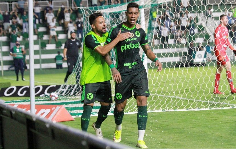 Goi&aacute;s empata com a Ponte Preta e perde a chance de colar no l&iacute;der