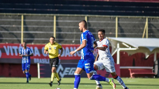 Com um a menos, CSA vence Vit&oacute;ria fora de casa
