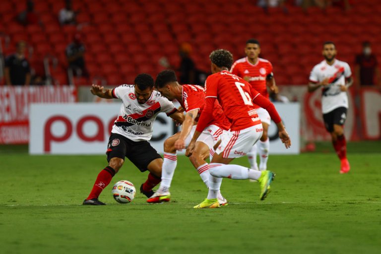 Internacional empata com Brasil de Pelotas e ouve vaias