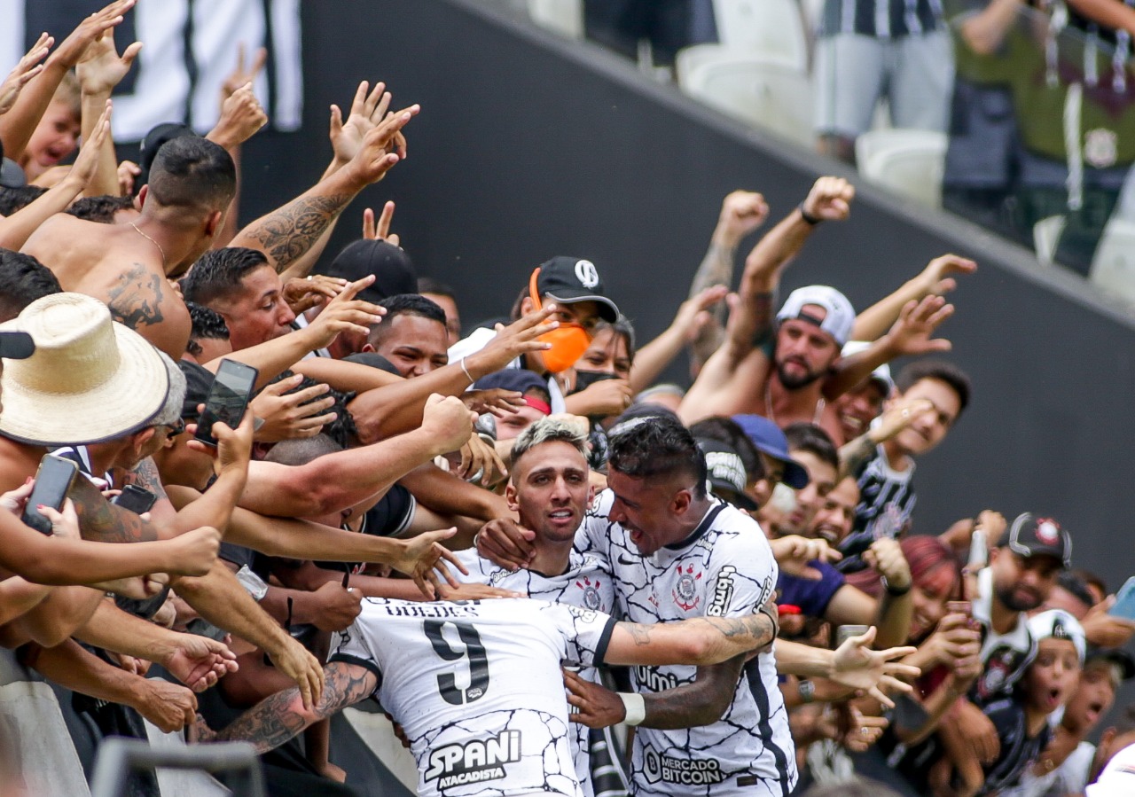 Corinthians vence o Bragantino e segue isolado da lideran&ccedil;a do grupo A
