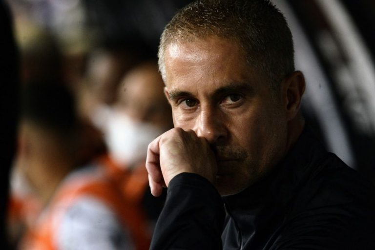 Corinthians demite Sylvinho ap&oacute;s derrota para o Santos na Arena