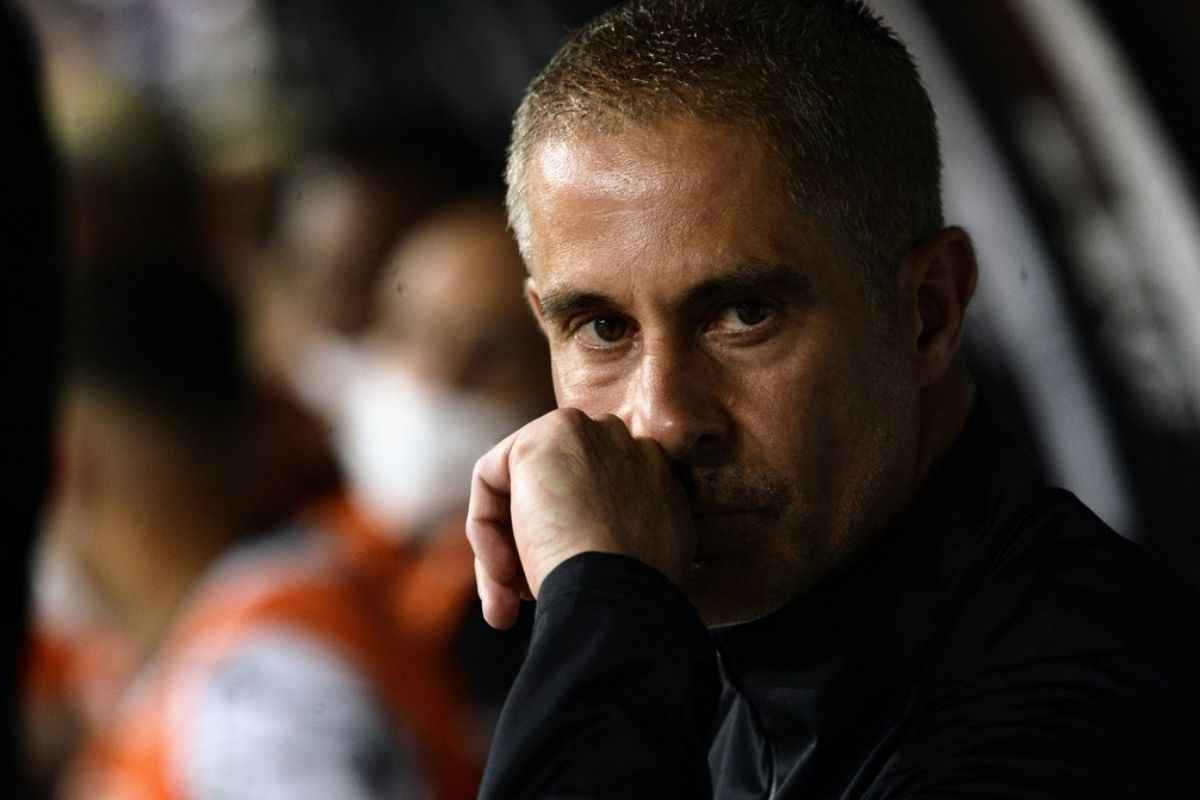 Corinthians demite Sylvinho ap&oacute;s derrota para o Santos na Arena