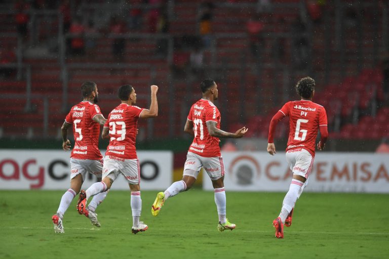 Internacional vence Aimoré, mas não convence
