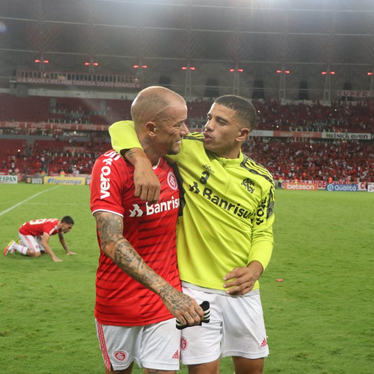 Internacional vence Grêmio no Gre-Nal 435