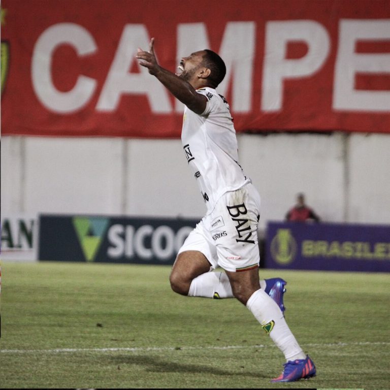 Brusque marca duas vezes no 2&deg; tempo e vence CSA