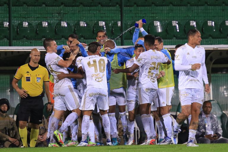 Debaixo de chuva, Cruzeiro vence a Chape na Arena Cond&aacute;