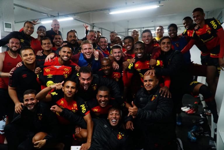 Sport marca no in&iacute;cio, vence Chape e assume a lideran&ccedil;a