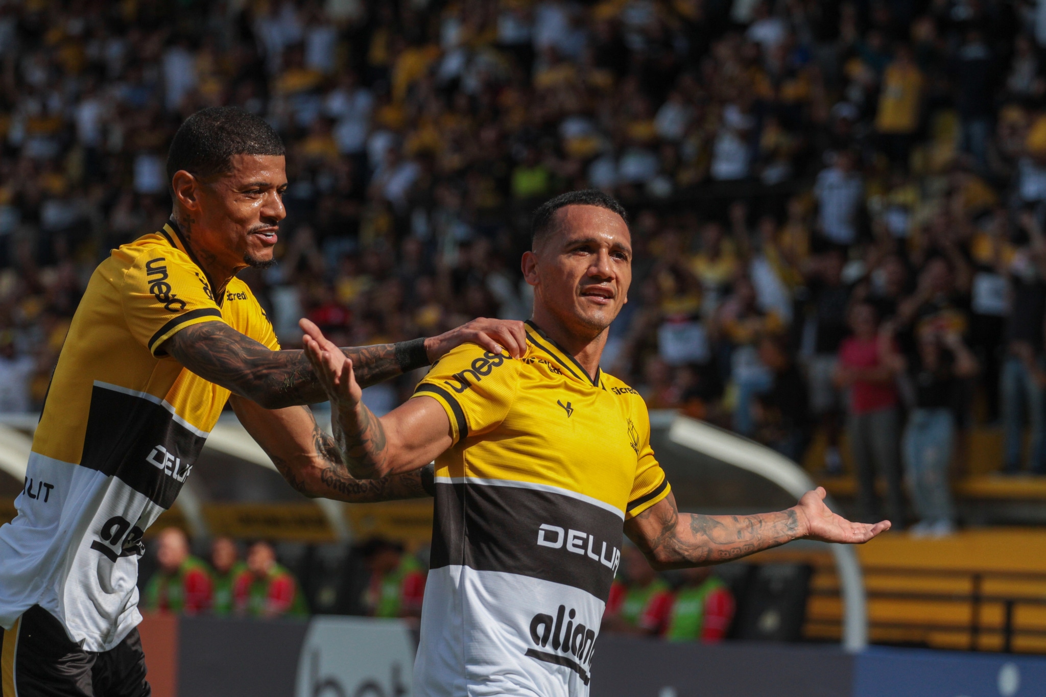 Crici&uacute;ma se imp&otilde;e em casa e goleia CRB