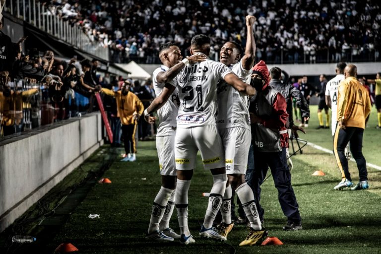 Santos marca nos acr&eacute;scimos e vence o La Calera