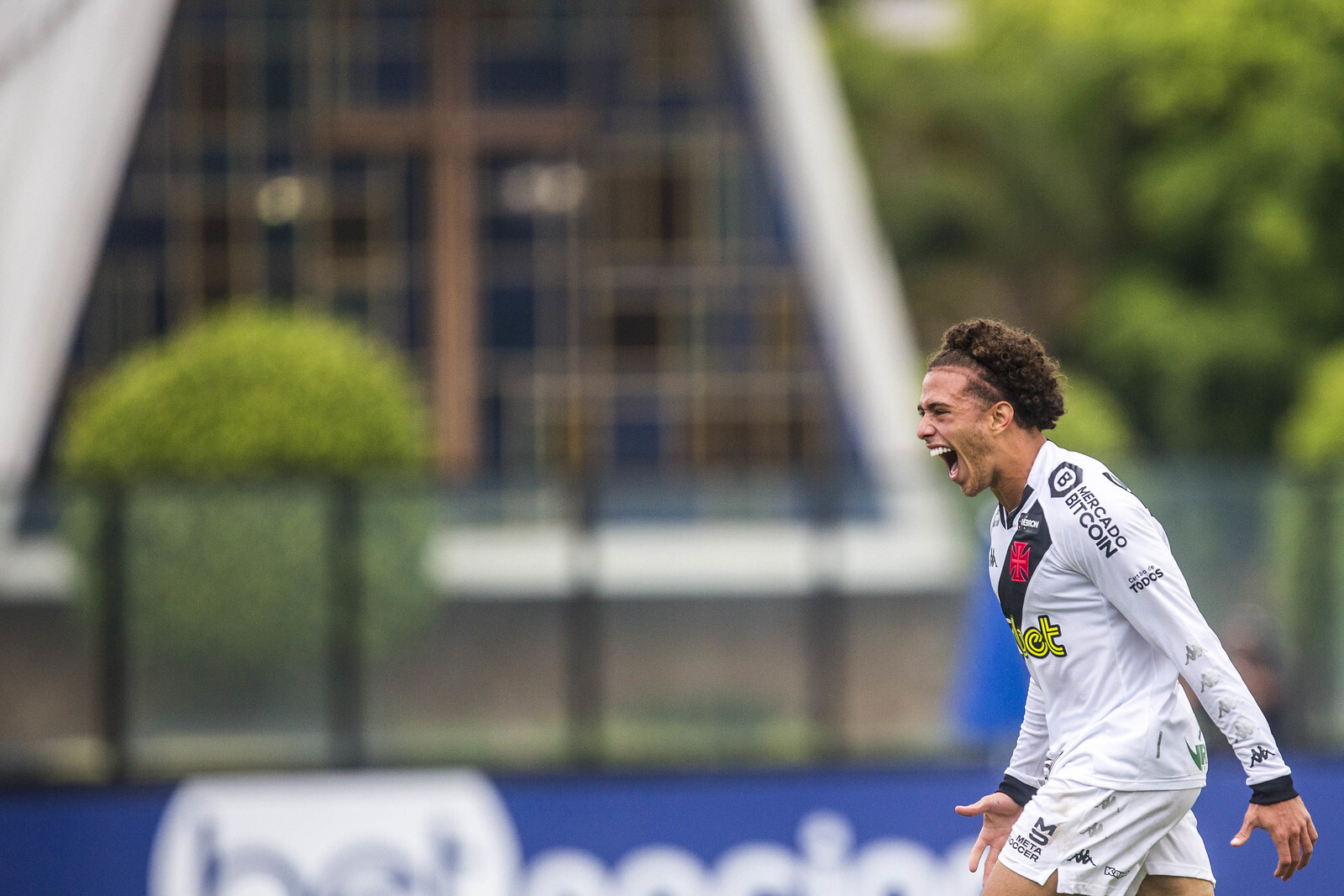 Vasco vence Bahia e entra no G4 da S&eacute;rie B