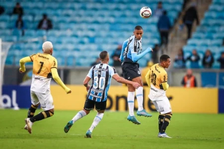 Na briga pelo G4, Gr&ecirc;mio e Crici&uacute;ma ficam no empate