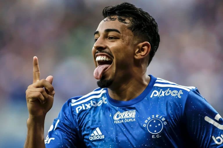 Com gols de Edu e Bidu, Cruzeiro vence Ponte no Mineir&atilde;o
