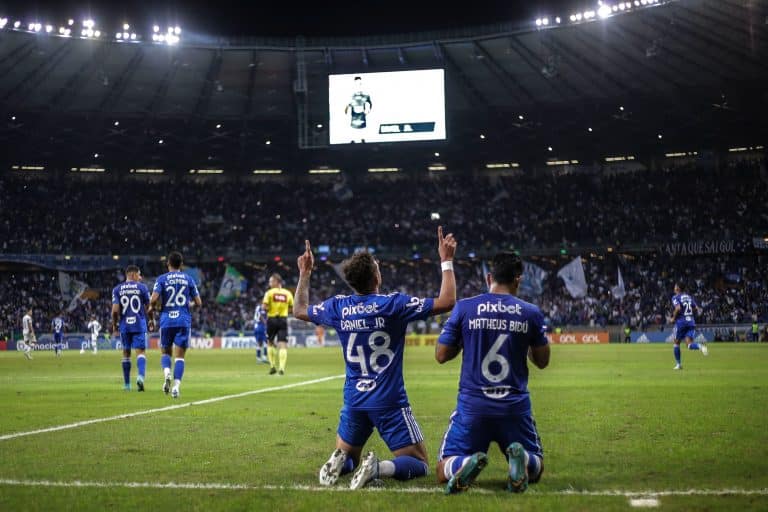 De virada, Cruzeiro vence Sport e se mant&eacute;m na lideran&ccedil;a