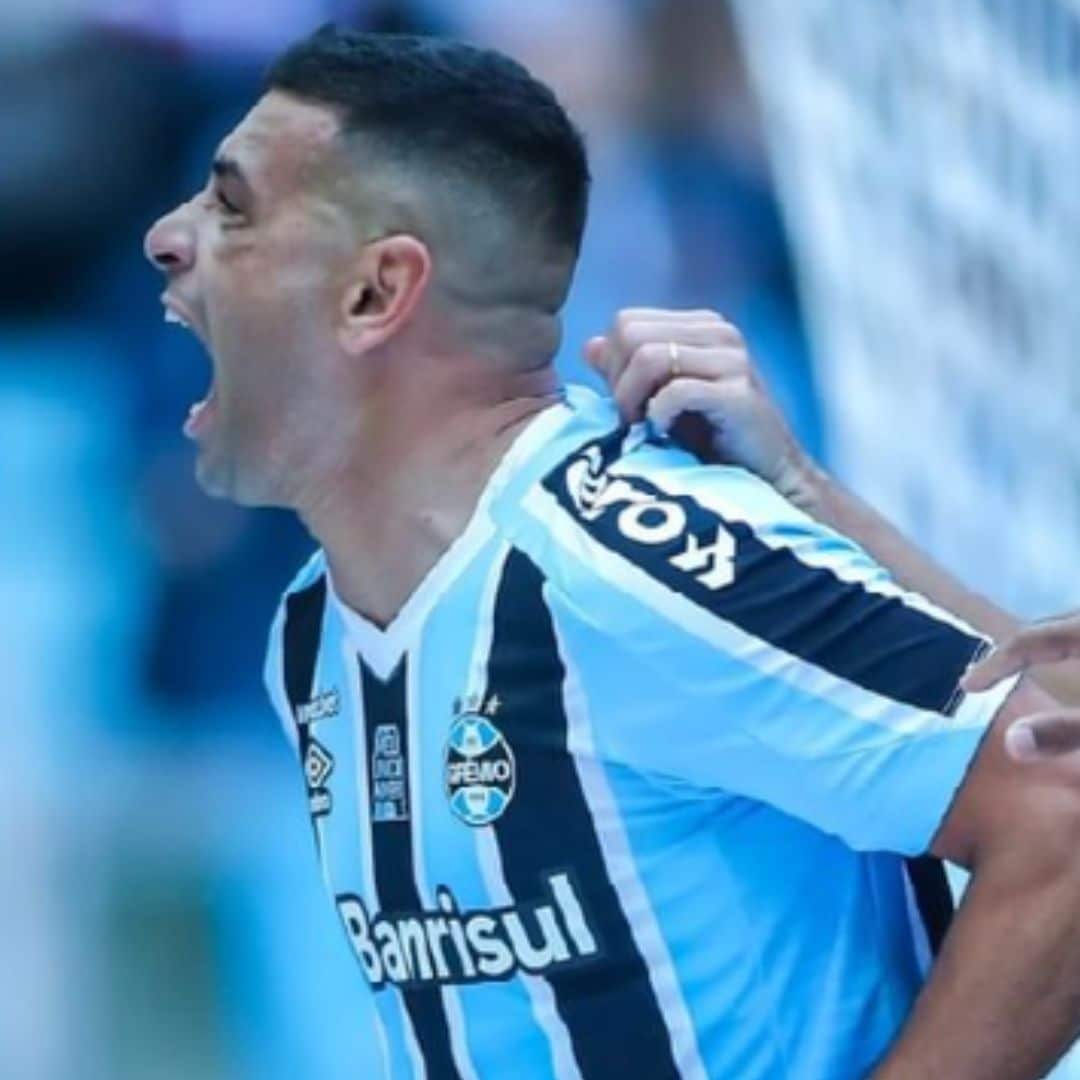 Diego Souza resolve para Gr&ecirc;mio que vence Sampaio Corr&ecirc;a e entra no G4