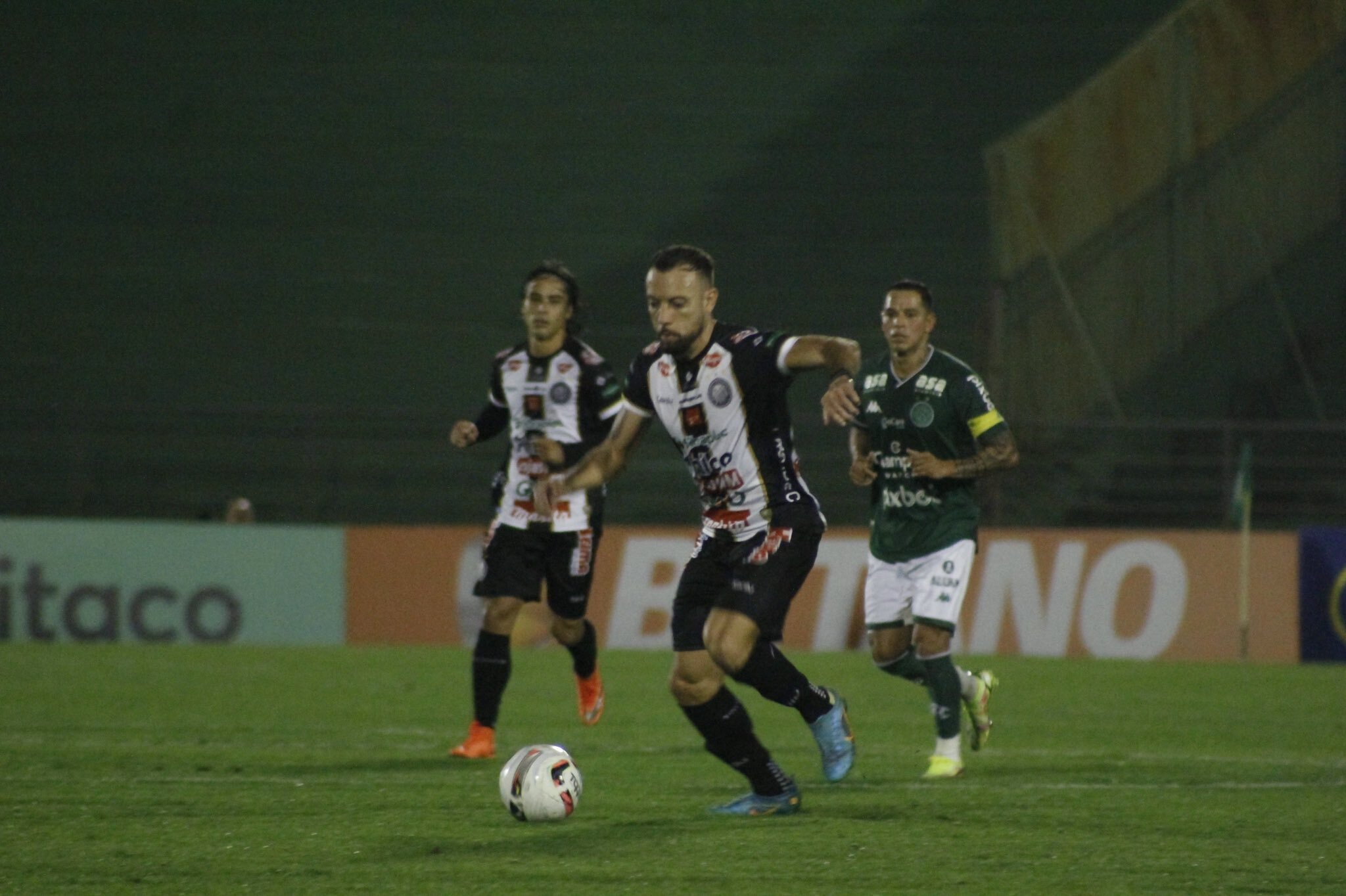 Oper&aacute;rio faz tr&ecirc;s, bate Guarani e encosta no G4