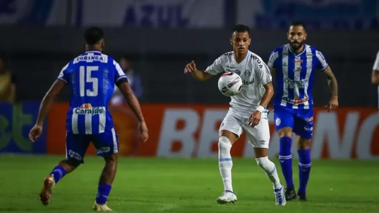 Gr&ecirc;mio mant&eacute;m as mesmas dificuldades e fica s&oacute; no empate com CSA