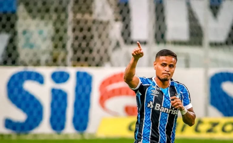 Ponte Preta negocia com meia do Gr&ecirc;mio