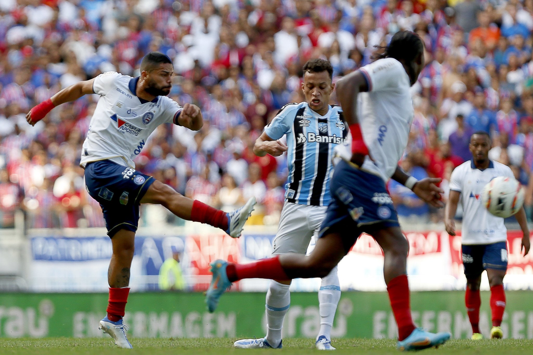 Em jogo de poucas chances, Bahia e Gr&ecirc;mio ficam no empate sem gols