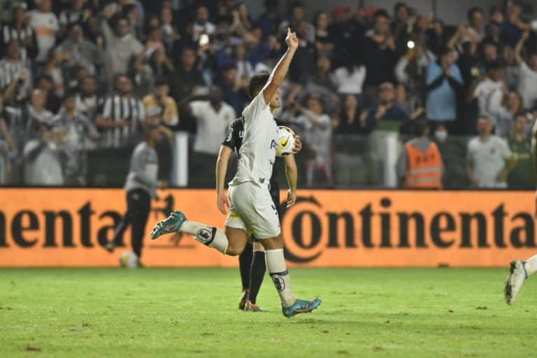 Santos vence Corinthians e C&aacute;ssio &eacute; agredido no fim do jogo