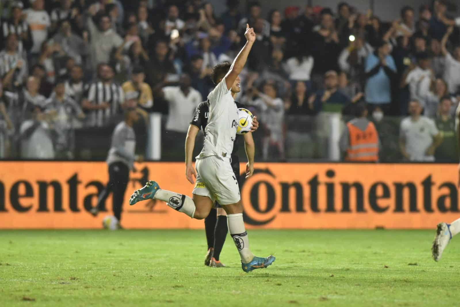 Santos vence Corinthians e C&aacute;ssio &eacute; agredido no fim do jogo