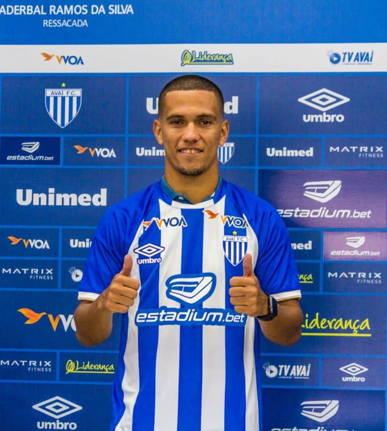 Ponte Preta desiste de Copete e negocia com L&eacute;o Vin&iacute;cius