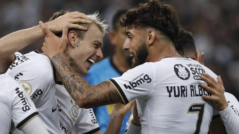 Corinthians bate o Coritiba e vira vice-l&iacute;der do Brasileiro