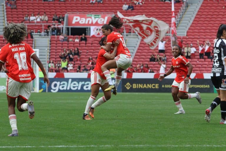 Internacional faz jogo de campe&atilde;o e vence Santos com uma a menos no Brasileir&atilde;o Feminino
