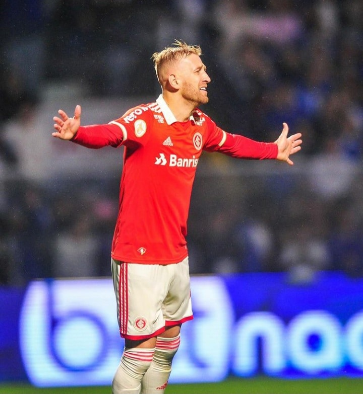 Internacional vence Ava&iacute; no &uacute;ltimo lance e cola nos primeiros colocados do Brasileir&atilde;o