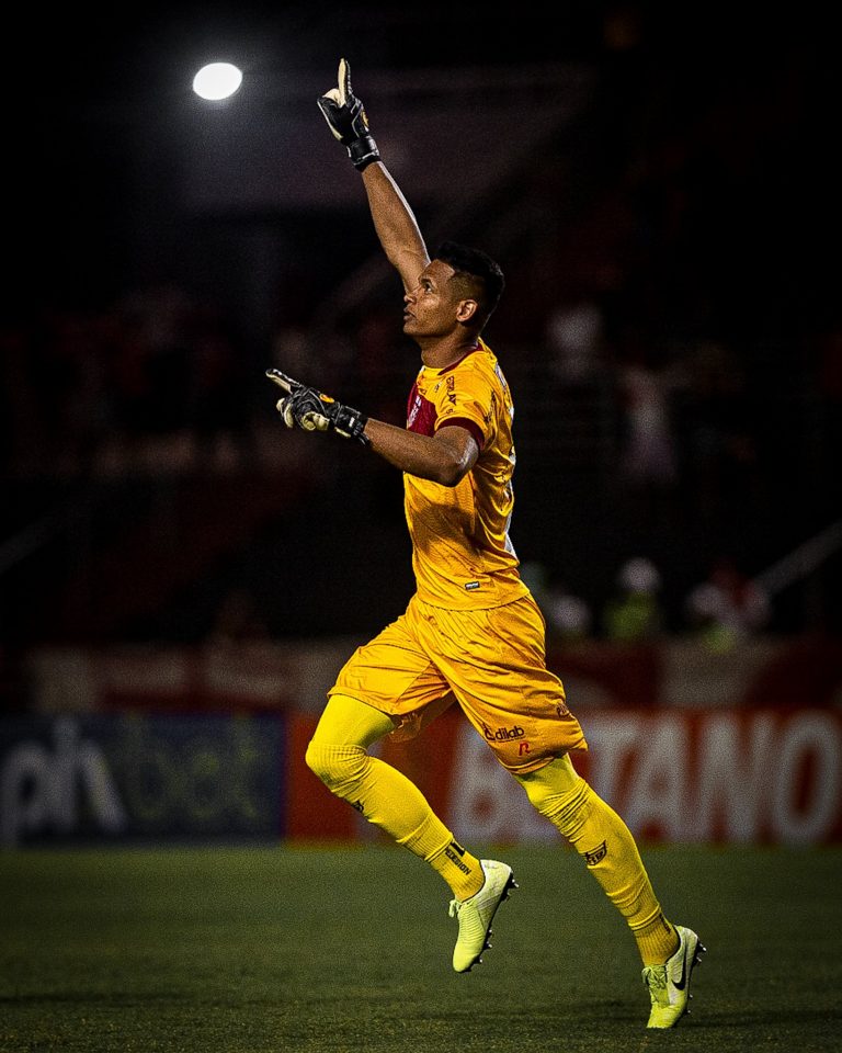 Com um jogador a menos, CRB vence e quebra sequ&ecirc;ncia invicta do Gr&ecirc;mio