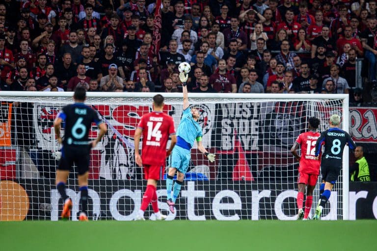 Com dois gols em tr&ecirc;s minutos Leverkusen vence e embola grupo