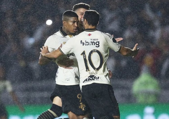 Vasco vence o N&aacute;utico e respira no G4